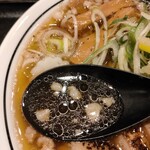 京都 麺屋たけ井 - おおぶり背脂の浮いた豚骨清湯スープ
