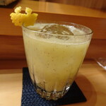 ガンツウ - ガンツウオリジナルカクテル、蟹さん付き、氷が丸かった♬