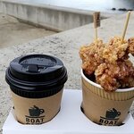 BOAT CAFE - 唐揚げカップ(紀州みかんどり使用) 580円+税とセットドリンクのホットコーヒー 280円+税