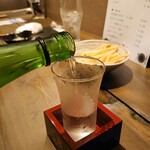 Izakaya Katsugiya - 日本酒注いでもらいます。