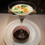 エクアトゥール - じゃがいもの冷製スープ 雲丹 蛍烏賊 菜花