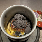 エクアトゥール - フォアグラのフラン イカ墨アイスパウダーがけ