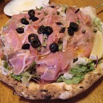 オーノ ボーノ - 生ハムと野菜サラダのピザ