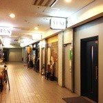 ＹＵＫＩ - ＹＵＫＩは右側のいちばん手前の青いドア