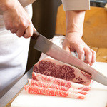 Kanizaru - 当店料理長が昔ながらの包丁切りで一枚一枚の和牛を切り分けます。