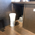 old school 中華そば Miya De La Soul - 棚にグラス、カウンター仕切、対策あり