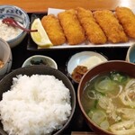 Torai - 赤イカフライ定食(780円＋税)。左上はたっぷりタルタルソース。