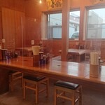 ケンチャンラーメン - 真ん中のテーブルもパーティション充実してましたね。
