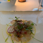 銀座カシータ - 本日仕入れの鮮魚(メジナ)のカルパッチョ
            ハーブのサラダと西洋わさびのコンディメント