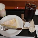 カフェ ベローチェ - ベイクドチーズケーキ 330円、アイスコーヒー 231円