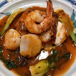 和楽 - 下に黒くて細いパスタが敷かれています。