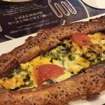 トルコ料理 アセナ - ピデ（トルコの舟形ピザ）