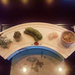 アシェット・ド・マコ - ほうれん草とサラミの白和え、鱧の真子　柚明太仕立て、落子芋のしし唐味噌、数の子酒粕漬、焼き空豆