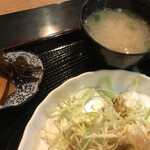 民芸茶房　鷦 - かつ丼のサラダと味噌汁と漬物