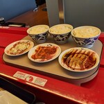 Yakiniku No Watami - レーンに乗って運ばれて来ますよ…
                        カルビ3種と大盛りライス3杯からスタート!!