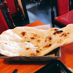 ネパール インド料理店 シーマ - サクサクプレーンナン