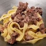 イタリア料理 スペランツァ - ⑦平麺の自家製生パスタ(リングイネ)、猪肉(ジビエ横田)&刻みポルチーニ茸のソース
            これは猪肉の独特な臭いと主張のある味わいばかり目立ちました。
            超一流のジビエとの大きな差を感じます