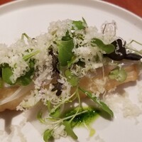 イタリア料理 スペランツァ - ②ホワイトアスパラガスのフリット、昆布〆の細魚載せ、削りチーズ掛け
                    ホワイトアスパラガスはもっと瑞々しい方が良い、削りチーズで細魚の繊細さが埋没
                    何となくちぐはぐ