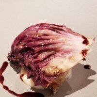 イタリア料理 スペランツァ - ⑤鶉肉のフォアグラ詰め、ロースト紫キャベツ載せ、赤ワインソース掛け
                      鶉はキジ科だけあり主張の強い味わいだけど美味しい
                      逆にフォアグラの存在感が薄かった
