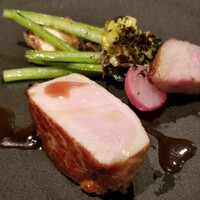 イタリア料理 スペランツァ - ⑥トトリコ黒豚(鳥取県大山産)の低温ロースト、蕪&赤蕪のロースト、マルサラワインのソース添え
                    私の黒豚は調度良い火入れで脂の旨みもあり良かったのですが・・・