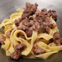 イタリア料理 スペランツァ - ⑦平麺の自家製生パスタ(リングイネ)、猪肉(ジビエ横田)&刻みポルチーニ茸のソース
                    これは猪肉の独特な臭いと主張のある味わいばかり目立ちました。
                    超一流のジビエとの大きな差を感じます