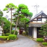 藤右ェ門 栄 - 庭から見た門