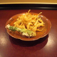 銀座 朱雀 - 白魚とたらの芽の素揚げ。