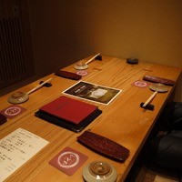 寿司 はせ川 心斎橋本店 - 個室になっていますので落ち着きます。