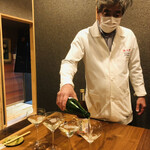 徳山鮓 - 徳山さんが注いでくれます‼️