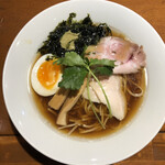 麺酒一照庵 - 牡蠣の生醤油仕立てがなんと期間延長でありました！！！牡蠣の旨味がふんだんに染み込んだスープと中太麺がよく合います。美味しすぎて大盛りいけたと思います。。