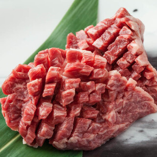 50年の旨いを今に伝える伝統、お肉はカットでさらに旨くなる。
