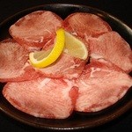 Yakiniku Sansuien - 【和牛上タン塩】きめ細かな霜は食べる前に美味しさが伝わってきます。