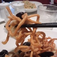 Szechwan Cuisine & Wine 四川料理 御馥 中之島ダイビル店 - 麺持ち上げ～この硬いやきそば、珍しい食感でした。