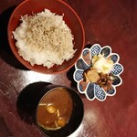 りょうりや 御旅屋 - じゃこご飯と赤だし大盛
