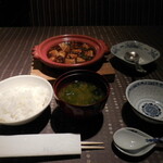 瀬里奈 - 麻婆豆腐と味噌汁、魚沼産コシヒカリご飯が並んだ様子です。