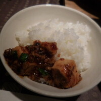 瀬里奈 本店 - 麻婆豆腐を、魚沼産コシヒカリご飯の上にのせた様子です。