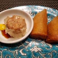 華都飯店 OsakaMetro本町ビル店 - 春巻きとシュウマイ