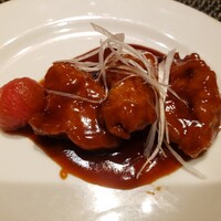 華都飯店 OsakaMetro本町ビル店 - 豚ヘレ肉の黒酢炒め