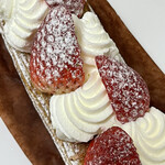 Bébé - エクレール•オ•フレーズ　¥675円　(税込)