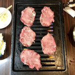 焼肉 かっぱ梶岡 - 塩タン 焼き焼き風景