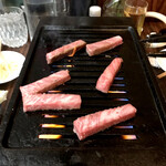 焼肉 かっぱ梶岡 - ハネシタ 焼き焼き風景