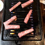 焼肉 かっぱ梶岡 - ハネシタ焼き焼き風景