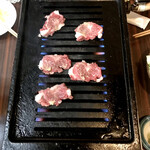 焼肉 かっぱ梶岡 - タンシタ 焼き焼き風景