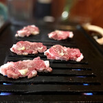 焼肉 かっぱ梶岡 - タンシタ 焼き焼き風景
