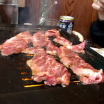 焼肉 かっぱ梶岡 - スーパーハラミ 焼き焼き風景