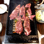 焼肉 かっぱ梶岡 - スーパーハラミ 焼き焼き風景