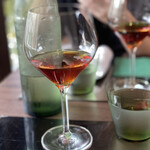 O2 - 紹興酒　紅琥珀をグラスで