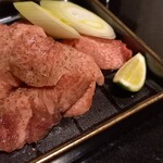 焼肉 喰心 - 黒タンの切り落とし  食感の違いを楽しめる