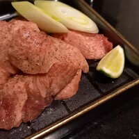 焼肉 喰心 - 黒タンの切り落とし  食感の違いを楽しめる