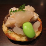 レストラン バカール - アミューズ：枝豆とビールでつくったブリニー、帆立のタルタルを載せて